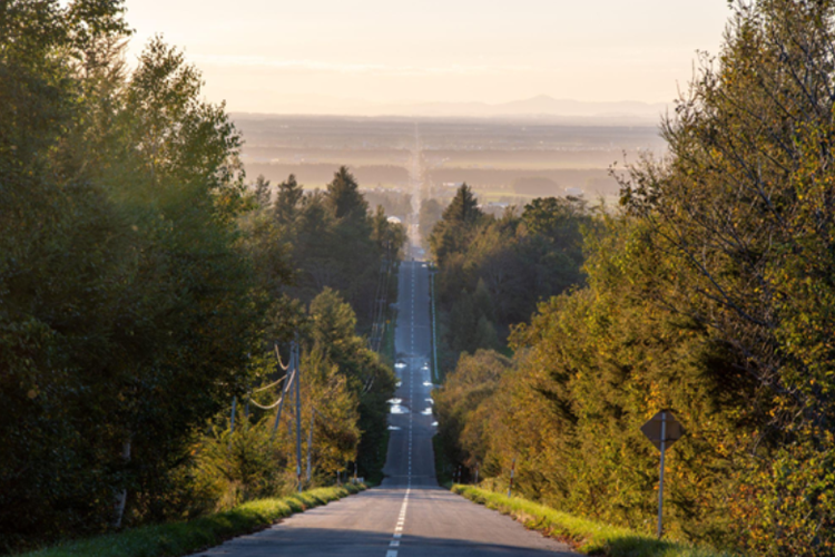 Road to Heaven, jalan lurus sepanjang 28,1 km yang seolah menyatu dengan langit di Shari Town. 