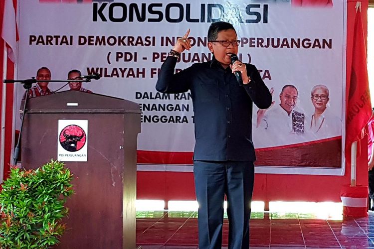 Sekjen PDI Perjuangan Hasto Kristiyanto, saat berbicara di hadapan ribuan orang peserta konsolidasi pemenangan pilkada serentak NTT 2018, di Kantor DPC PDI Perjuangan Kabupaten Sikka, Flores NTT, Jumat (9/2/2018)