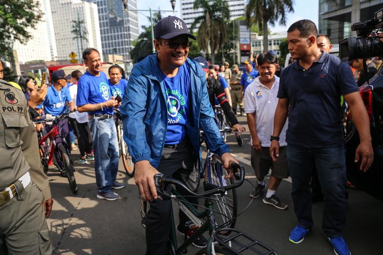 Gubernur DKI Jakarta Djarot Saiful Hidayat dalam acara pencanangan revitalisasi trotoar Sudirman-Thamrin di area Car Free Day di Bundaran HI, Jakarta, Minggu (8/10/2017). Panjang total jalur pedestrian yang dikerjakan akan sepanjang 6,6 kilometer. PT MRT Jakarta akan mengerjakan area di sekitar enam stasiun bawah tanah (Stasiun Senayan, Istora, Bendungan Hilir, Setiabudi, Dukuh Atas, dan Bundaran Hotel Indonesia) sepanjang 1,4 kilometer.