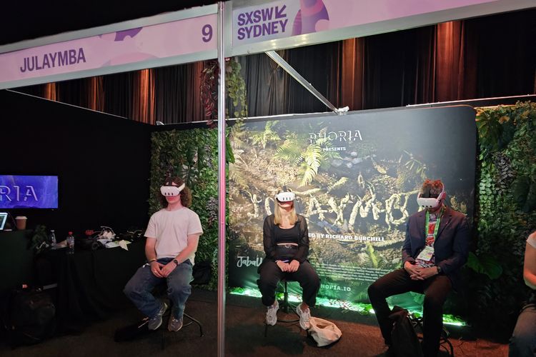 Pengunjung sedang mencoba salah satu XR experience, bernama Julaymba. Pengunjung akan dibawa dalam perjalan Mixed Reality yang transformatif melalui hutan hujan tertua di dunia, Daintree. 