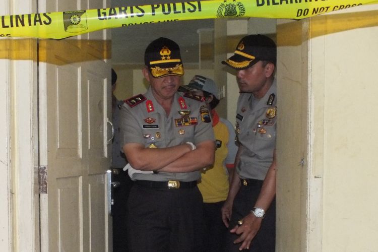 Kapolda Jateng Irjen Pol Condro Kirono (kanan) dan Kapolres Magelang AKBP Hindarsono saat olah TKP di Barak SMA Taruna Nusantara, Jumat (31/3/2017)