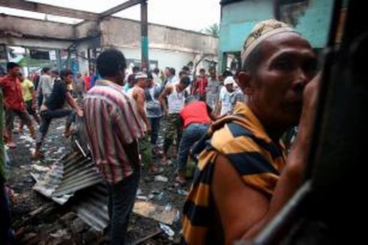 Sejumlah narapidana pascakebakaran gedung Lembaga Pemasyarakatan Kelas II A Labuhan Ruku di Kabupaten Batu Bara, Sumut, Senin (19/8/2013). Lapas dibakar saat kerusuhan antara sipir dan narapidana yang mengakibatkan 30 narapidana melarikan diri.