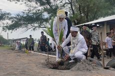 Menilik Semangat Para Pengantin Baru Cegah Abrasi di Pantai Wisata Kulon Progo Lewat Menanam Pohon Kelapa