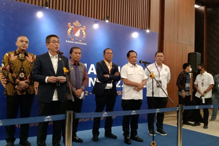 Menteri Dalam Negeri Tito Karnavian didampingi Ketua Umum Kadin Arsjad Rasjid memberikan keterangan pers di ICE BSD, Tangerang, Kamis (23/6/2022).