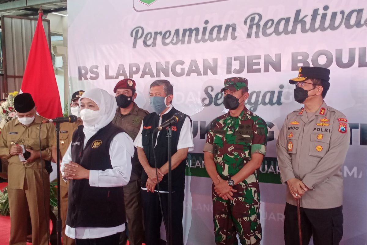 Gubernur Jawa Timur Khofifah Indar Parawansa saat meresmikan RS Lapangan Ijen Boulevard, Kota Malang sebagai tempat isolasi terpusat (isoter) pada Selasa (8/2/2022).