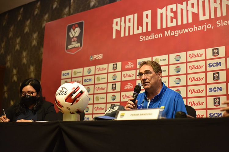 Pelatih Persib Bandung, Robert Rene Alberts, dalam sesi konferensi pers jelang laga melawan Persiraja Bandung Aceh di Sleman, Kamis (01/04/2021). 