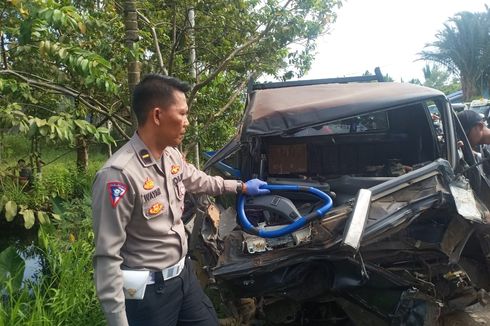 Adu Banteng Truk Vs Pikap di Jalan Trans Kalimantan, 2 Orang Tewas, 1 Lainnya Kritis