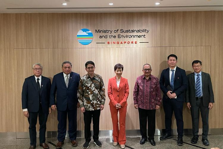 Ketua Kadin Indonesia yang sekaligus menjabat sebagai Ketua Asean-BAC Arsjad Rasjid bertemu dengan Minister for Sustainability and the Environment of Singapore dalam kegiatan roadshow Asean-BAC.
