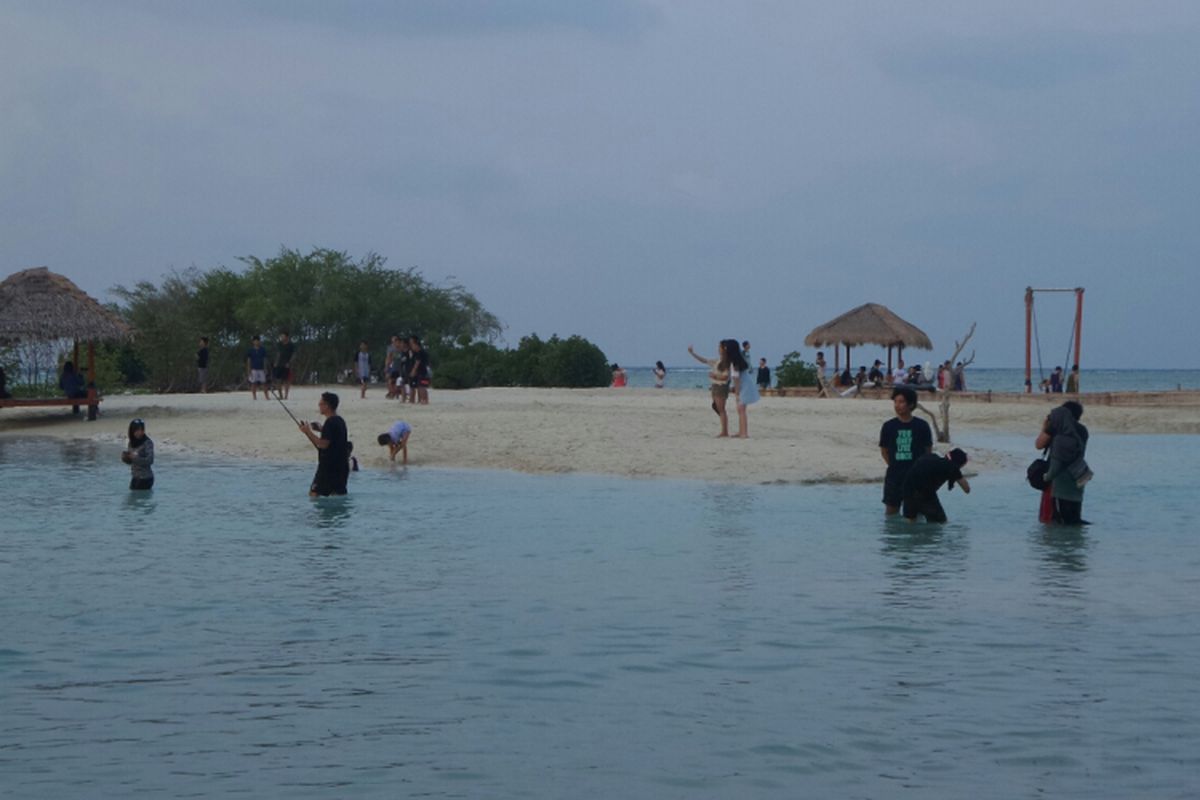 Pantai Perawan di Pulau Pari, Kepulauan Seribu, Sabtu (12/8/2017). 