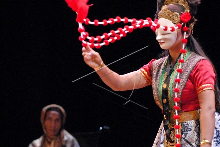 REGENERASI TOPENG. Mimi Rasinah (78) menyaksikan cucunya, Aerli Rasinah menarikan Tari Topeng Panji dalam Pagelaran Aneka Tari Topeng oleh Sanggar Tari Topeng Mimi Rasinah Indramayu yang merupakan rangkaian acara JAKARTA ANNIVERSARY FESTIVAL VI di Gedung Kesenian Jakarta, Jumat (20/6/2008). Sementara Mimi Rasinah sendiri tidak dapat menampilkan tari tradisi keluarga itu karena sakit.