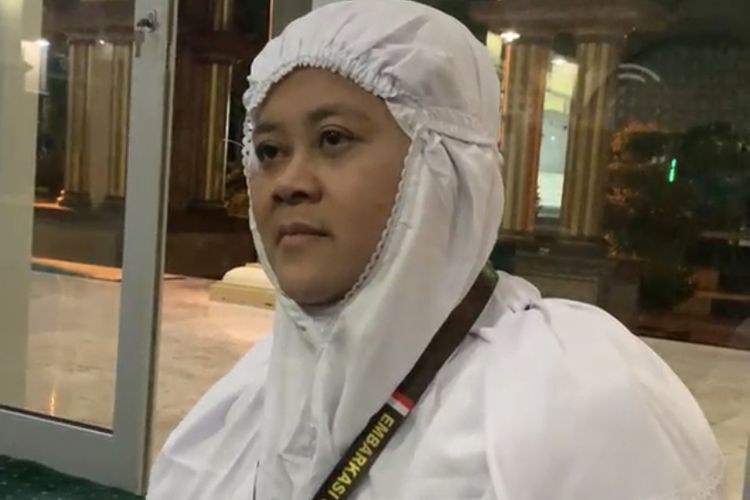 Nur Hasanah (49), pedagang kerupuk di Pasar Probolinggo naik haji, Jumat (24/5/2024).