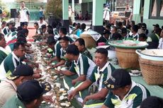 TNI di Magelang Makan Bersama di Atas Daun Pisang demi Kekompakan