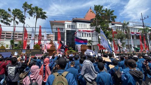 Tolak Revisi UU Pilkada, Massa Mahasiswa Kembali Datangi di DPRD Jatim