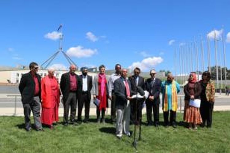 Sejumlah anggota dari berbagai kelompok agama di Australia berkumpul di depan Gedung Parlemen, Canberra, Jumat (10/10/2014), untuk bersatu melawan rasisme dan diskriminasi, terutuama yang ditujukan kepada warga Muslim.

