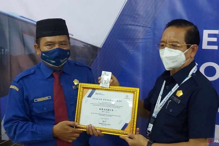 Direktur Utama PPD Pande Putu Yasa (kanan) memberikan penghargaan kepada pengemudi bus di Kantor PPD, Klender, Jakarta, Jumat (28/1/2022). ANTARA/Yogi Rachman