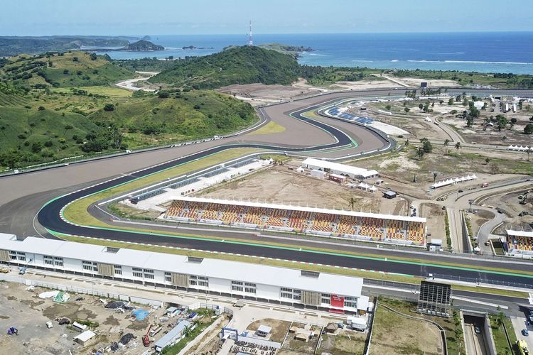 Foto udara suasana Pertamina Mandalika International Street Circuit di Kawasan Ekonomi Khusus (KEK) Mandalika, Pujut, Praya, Lombok Tengah, NTB, Senin (14/3/2022). Menteri BUMN Erick Thohir menyampaikan bahwa Mandalika siap menjadi tuan rumah MotoGP pada 18-20 Maret mendatang dan optimistis penyelenggaran akan sukses dilaksanakan.