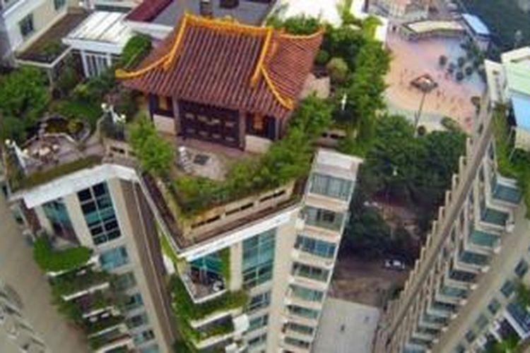 Sebuah kuil dibangun di atas atap bangunan apartemen berlantai 21 di kota Shenzen, China, menambah panjang daftar bangunan liar yang dibangun di atas atap bangunan lain.