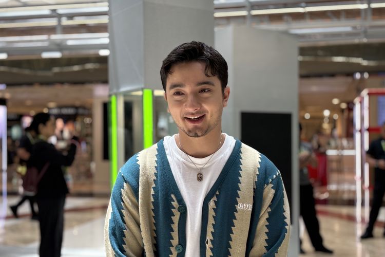 Bryan Domani saat menghadiri acara Kahf Decode di Hotel InterContinental Jakarta Pondok Indah, Jakarta Selatan, Rabu (26/11/2025).