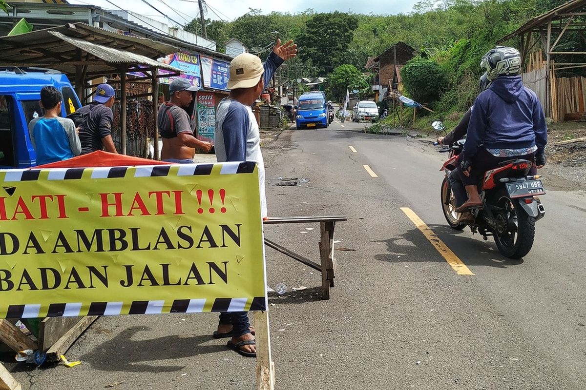 Ruas jalan nasional Cibadak-Palabuhanratu ambles dampak bencana gerakan tanah Kampung Nyalindung, Desa Pasirsuren, Kecamatan Bantargadung, Sukabumi, Jawa Barat, Jumat (4/3/2022).