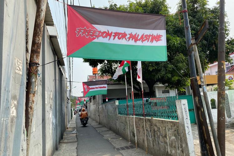 Dukungan dari warga di Palmerah, Jakarta Barat untuk kebebasan Palestina dengan memasang bendera di gang sempit, Rabu (8/11/2023). 