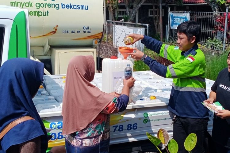 Ibu-ibu di Kota Batu, Jawa Timur, menyetorkan minyak jelantah pada Jumat (26/7/2024). Minyak jelantah ini akan dijadikan bioavtur.