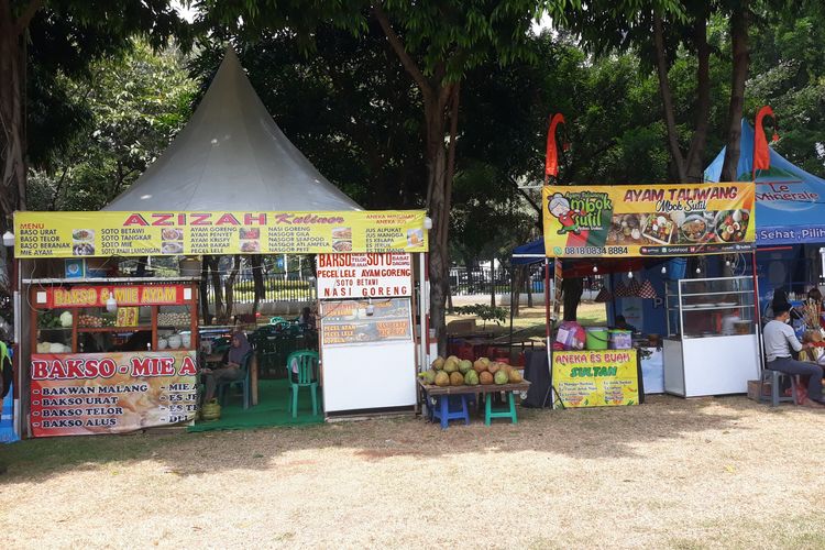 Stan jajanan di Pameran Flora dan Fauna (Flona) 2022. (KOMPAS.com/Louis Brighton Putramarvino)