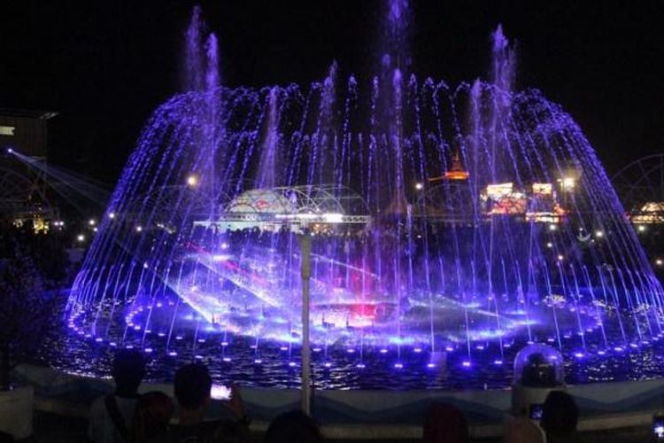 Dancing fontain di Jateng Fair 2016 menyuguhkan tarian air berpadu permainan laser dengan water screen, juga semburan api dari flame tower.