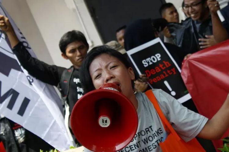 Puluhan masyarakat menggelar aksi unjuk rasa di Jakarta menolak hukuman mati bagi pekerja migran Indonesia di luar negeri.