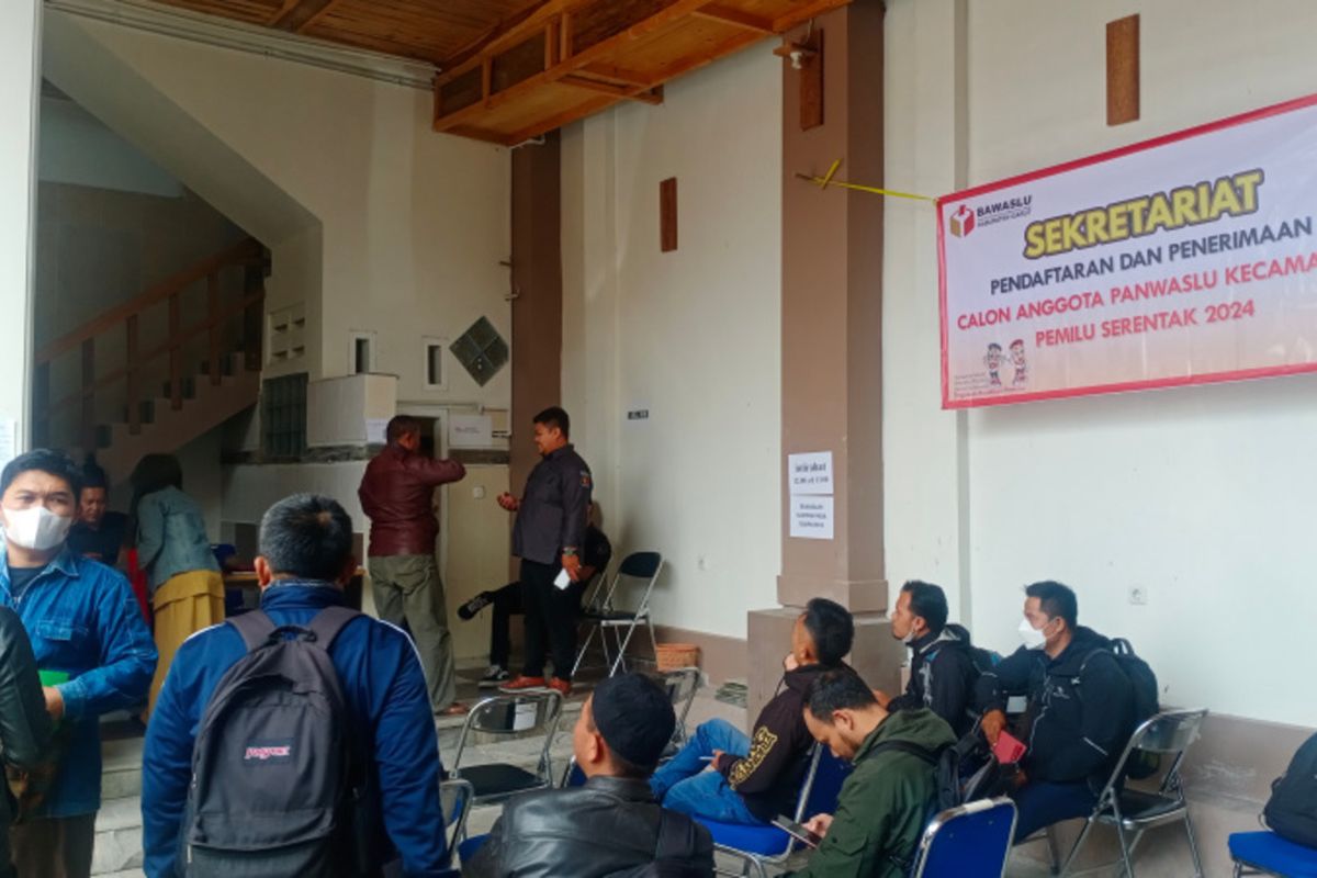 Sejumlah pelamar tampak antri menunggu panggilan penyerahan berkas pendaftaran di Sekretariat pendaftaran Panwascam yang ada di Kantor Bawaslu Kabupaten Garut, Senin (26/09/2022)