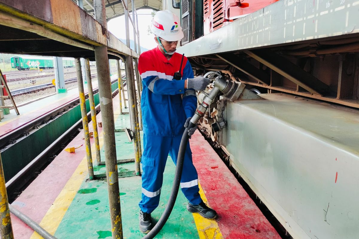 Petugas dari PT Kereta Api Indonesia (Persero) atau KAI memasukkan bahan bakar minyak (BBM) untuk mendukung kepentingan publik.