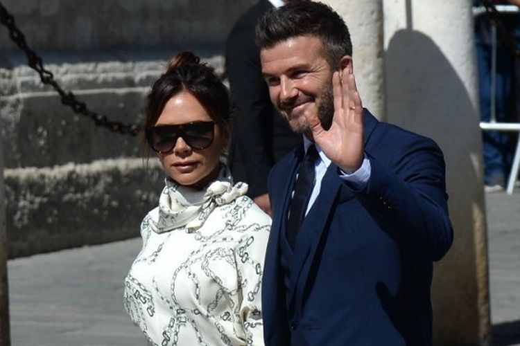 Pasangan David Beckham dan Victoria tiba di Katedral Sevilla untuk menghadiri pernikahan pesepak bola Sergio Ramos, pada 15 Juni 2019.