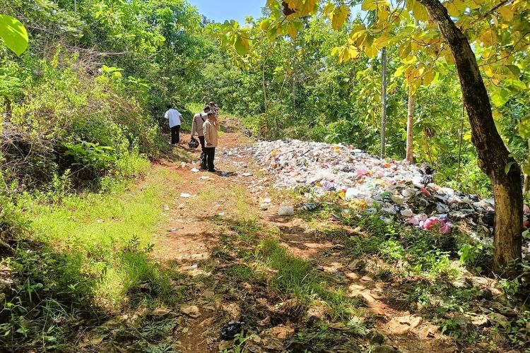 Sampah yang berserakan di Purwosari, Gunungkidul. Kamis (9/5/2024)