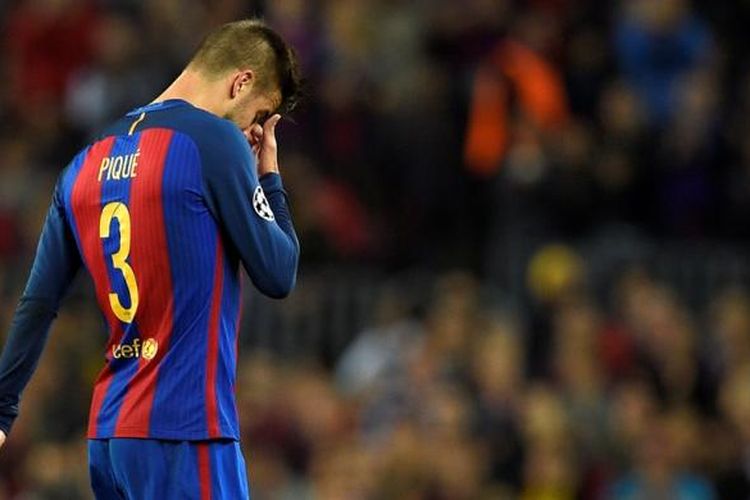 Gerard Pique meninggalkan lapangan Stadion Camp Nou akibat cedera pergelangan kaki saat Barcelona menang 4-0 atas Manchester City pada partai fase grup Liga Champions di Stadion Camp Nou, Rabu (19/10/2016).