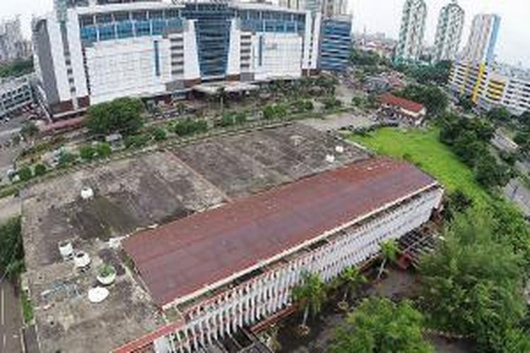 Kondisi bangunan yang dulu difungsikan sebagai ruang tunggu Bandar Udara Kemayoran, Jakarta Pusat, Kamis (21/1/2015). Bandara yang dibangun tahun 1934 secara resmi berhenti beroperasi 1984.