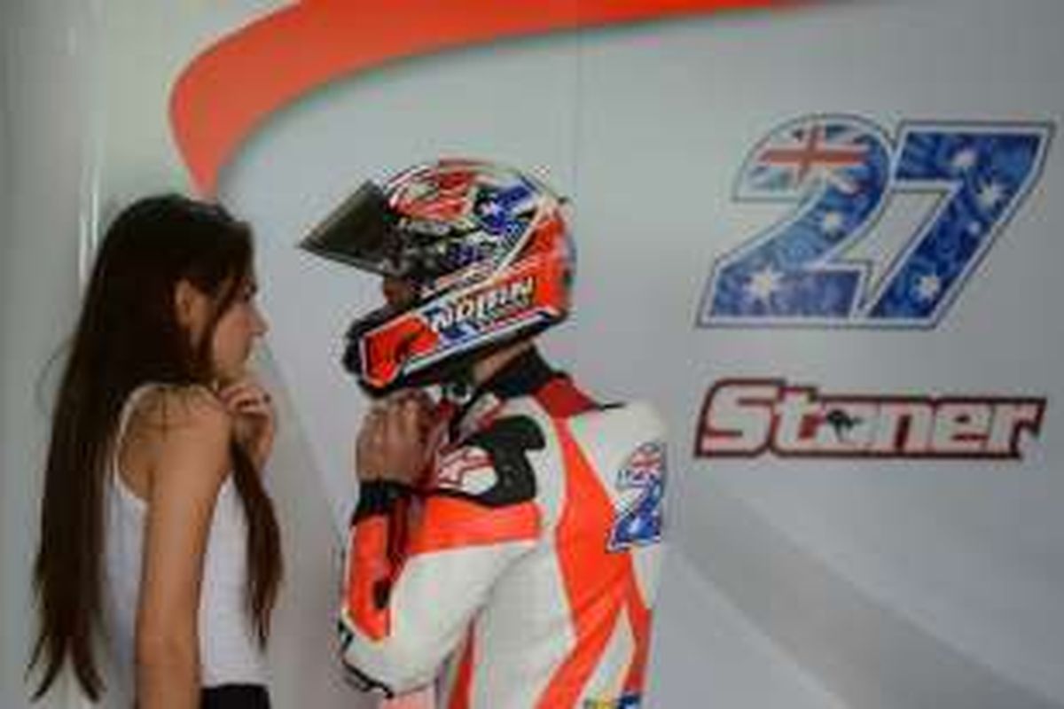 Pebalap penguji Ducati asal Australia, Casey Stoner (kanan), bersiap sambil berbincang dengan sang istri, Adriana Tuchyna, sebelum menjalani tes hari kedua di Sirkuit Sepang, Malaysia, 2 Februari 2016.