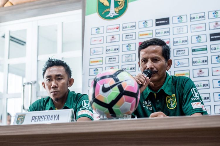 Pelatih Persebaya Surabaya Djajang Nurjaman (kanan) bersama Kapten Rendi Irwan memberikan keterangan pers.