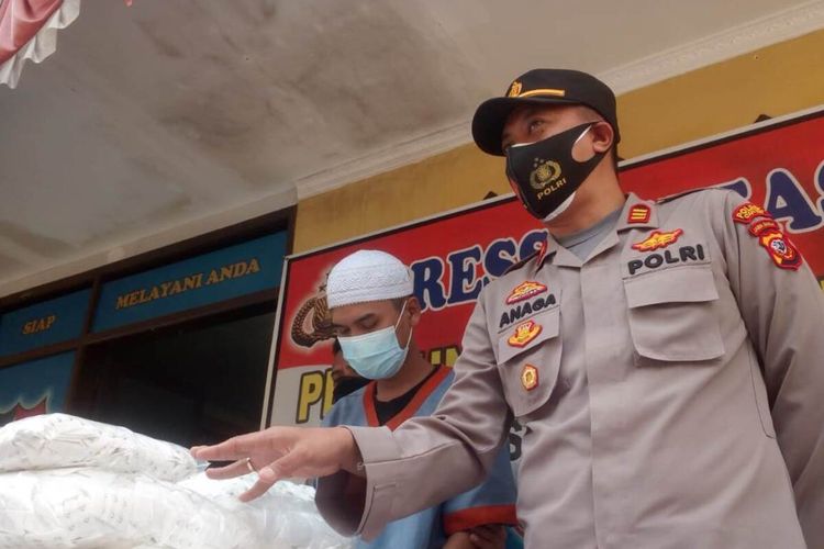 Kapolsek Sukaluyu, Cianjur AKP Anaga Budiharso merilis pengungkapan kasus pencurian ribuan kancing bra yang melibatkan seorang karyawan pabrik.