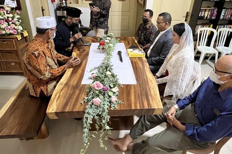 Junjung dan Fenny, pasutri asal Surabaya saat melangsungkan akad pernikahan secara Islam.