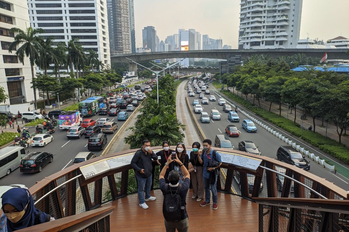 Warga menunggu waktu berbuka puasa di Jembatan Pinisi, Kawasan Sudirman, Jakarta Selatan, Jumat (15/4/2022).