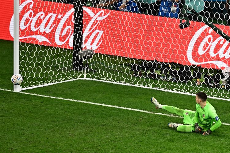 Momen ketika bola hasil eksekusi penalti bek Brasil Marquinhos membentur tiang gawang sebelah kiri dan memastikan kemenangan timnas Kroasia dalam laga perempat final Piala Dunia 2022 di Education City Stadium, Doha, Jumat (9/12/2022) malam WIB.