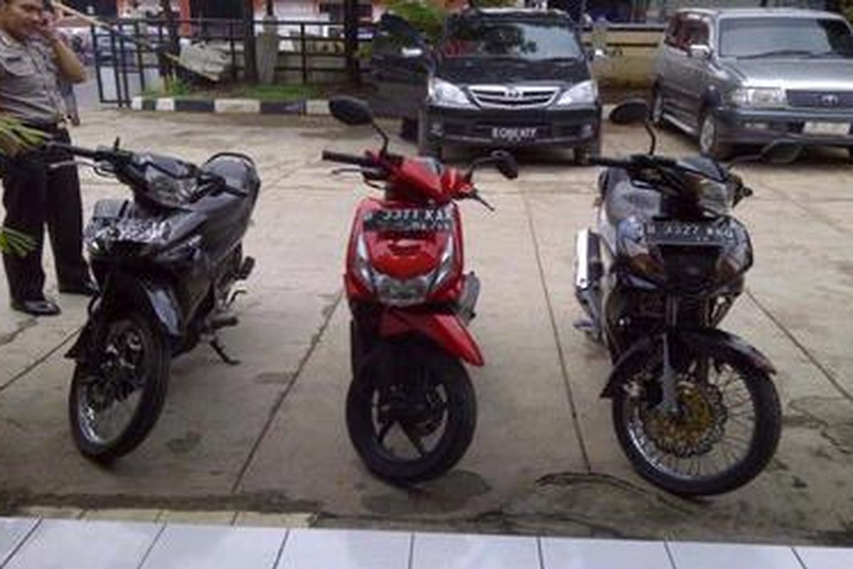 Sepeda motor yang diduga dipakai oleh komplotan perampok toko emas di Pasar Ciputat, masih berada di kantor Kepolisian Sektor Ciputat,  Sabtu (25/2/2012).