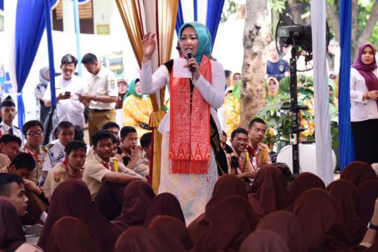 Ketua Tim Penggerak PKK Provinsi Jawa Barat yang juga Bunda PAUD Provinsi Jawa Barat, Atalia Praratya Kamil saat menggelar Siaran Keliling (Sarling) di SMA Negeri 1 Bekasi, Kota Bekasi, Rabu (14/8/2019).
