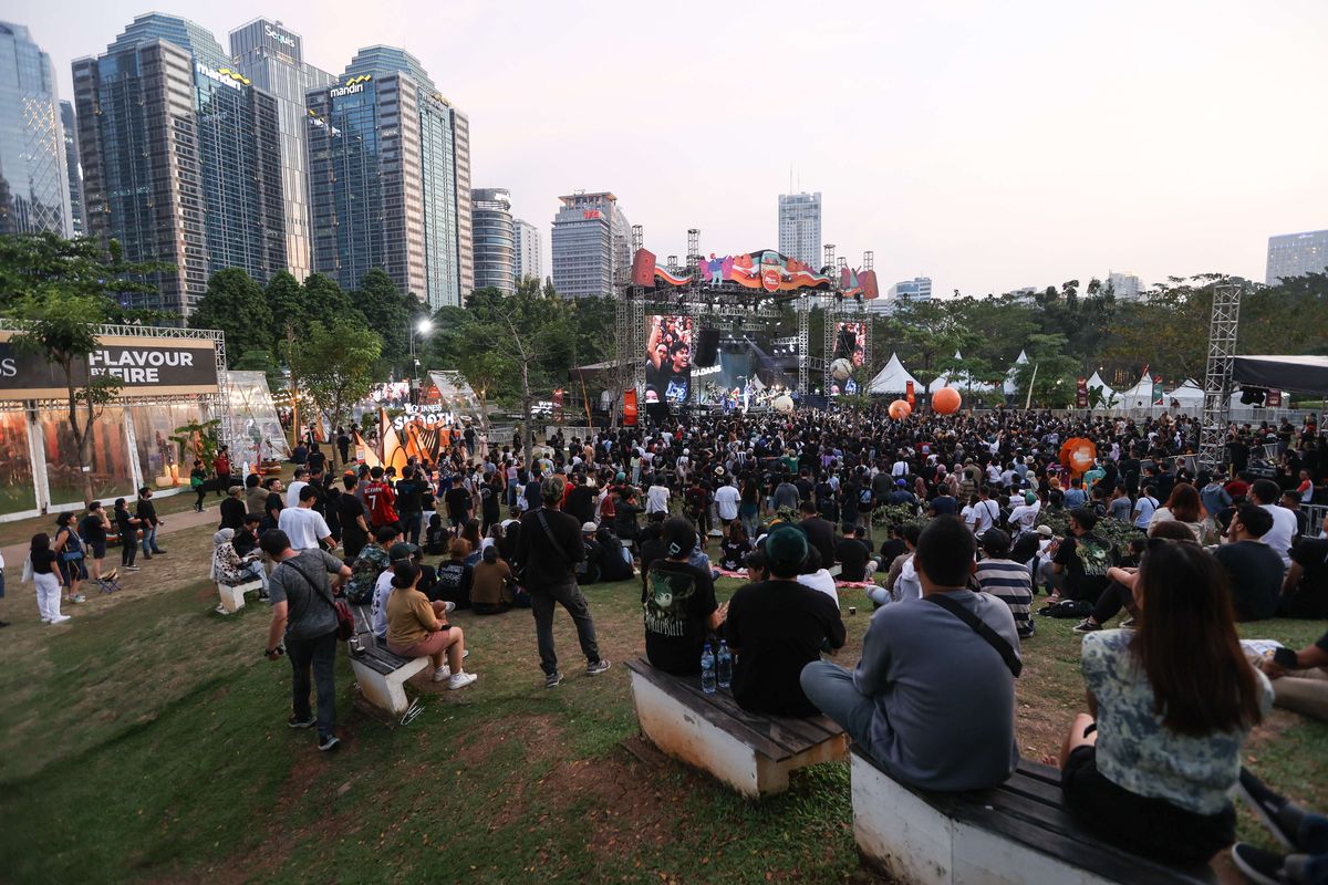 Suasana penonton Guinness Smooth Session 2022 di Hutan Kota GBK Senayan, Jakarta pada Sabtu (30/7/2022). Sejumlah musisi seperti The Adams, Jason Ranti, Shaggy Dog tampil pada acara ini.