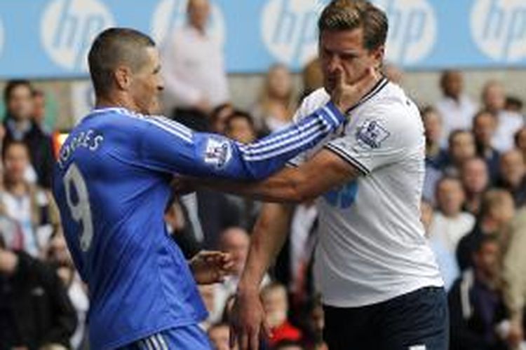 Penyerang Chelsea Fernando Torres (kiri) berselisih dengan bek Tottenham Hotspur Jan Vertonghen, pada pertandingan Premier League, di White Hart Lane, Sabtu (28/9/2013).