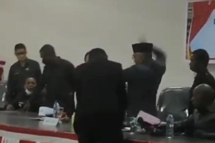 Wakil Ketua DPRD Alor Sulaiman Sing, saat memukul Ketua DPRD Alor Enny Angrek dalam sidang paripurna yang digelar di gedung dewan setempat, Rabu (4/1/2023)