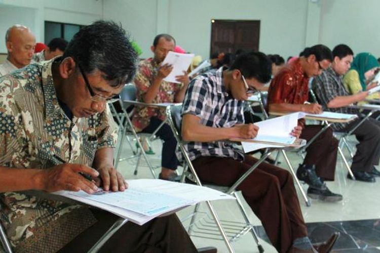 Suasana tes CPNS Kategori II untuk tenaga honorer yang diselenggarakan di Ruang Balairung kantor Walikota,  Singkawang, Kalimantan Barat (3/11/2013)