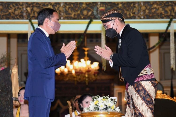 Presiden Joko Widodo saat memberi ucapan selamat kepada Gusti Pangeran Hario (GPH) Bhre Cakrahutomo Wira Sudjiwo sebagai Kanjeng Gusti Pangeran Adipati Ario (KGPAA) Mangkunagoro X, di Pura Mangkunegaran, Kota Surakarta, pada Sabtu (12/3/2022).