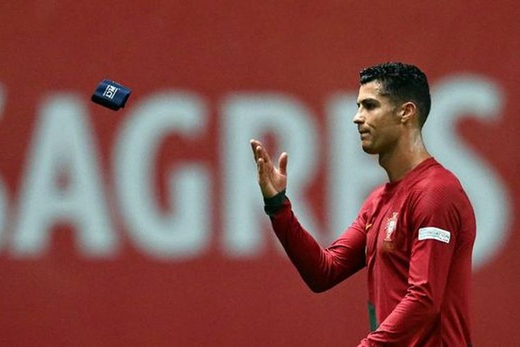 Reaksi Cristiano Ronaldo selepas laga terakhir Grup A2 UEFA Nations League 2022-2023 Portugal vs Spanyol di Estadio Municipal de Braga, Rabu (28/9/2022) dini hari WIB. Portugal kalah 0-1 dari Spanyol dan gagal ke semifinal. Ronaldo kecewa berat dan mlempar ban kapten ke tanah. Terkini, Cristiano Ronaldo, harus mengalami masalah pada perutnya menjelang bergulirnya Piala Dunia 2022. Ronaldo juga terancam dicoret dari tim Man United menyusul peryataan kontroversial yang ia utarakan dalam wawancara eksklusif bersama jurnalis Inggris, Piers Morgan.