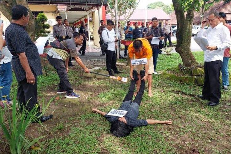 Sebanyak 25 adegan diperagakan tersangka pembunuh Yeni Agustina Sipahutar (25) saat rekonstruksi di halaman Polres Binjai, Kota Binjai, Sumatra Utara, Jumat (20/10/2023). 