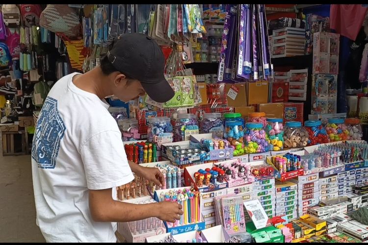 Secercah Harapan Pedagang Pasar Jatinegara Jelang Tahun Ajaran Baru...